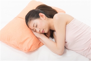 寝坊対策で早寝する女性